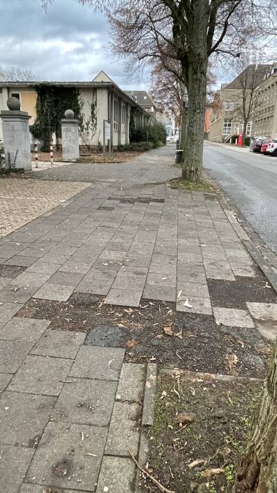 Schadhafter B&uuml;rgersteig Minoritenstra&szlig;e / Adam-Josef-C&uuml;ppers-Berufskolleg