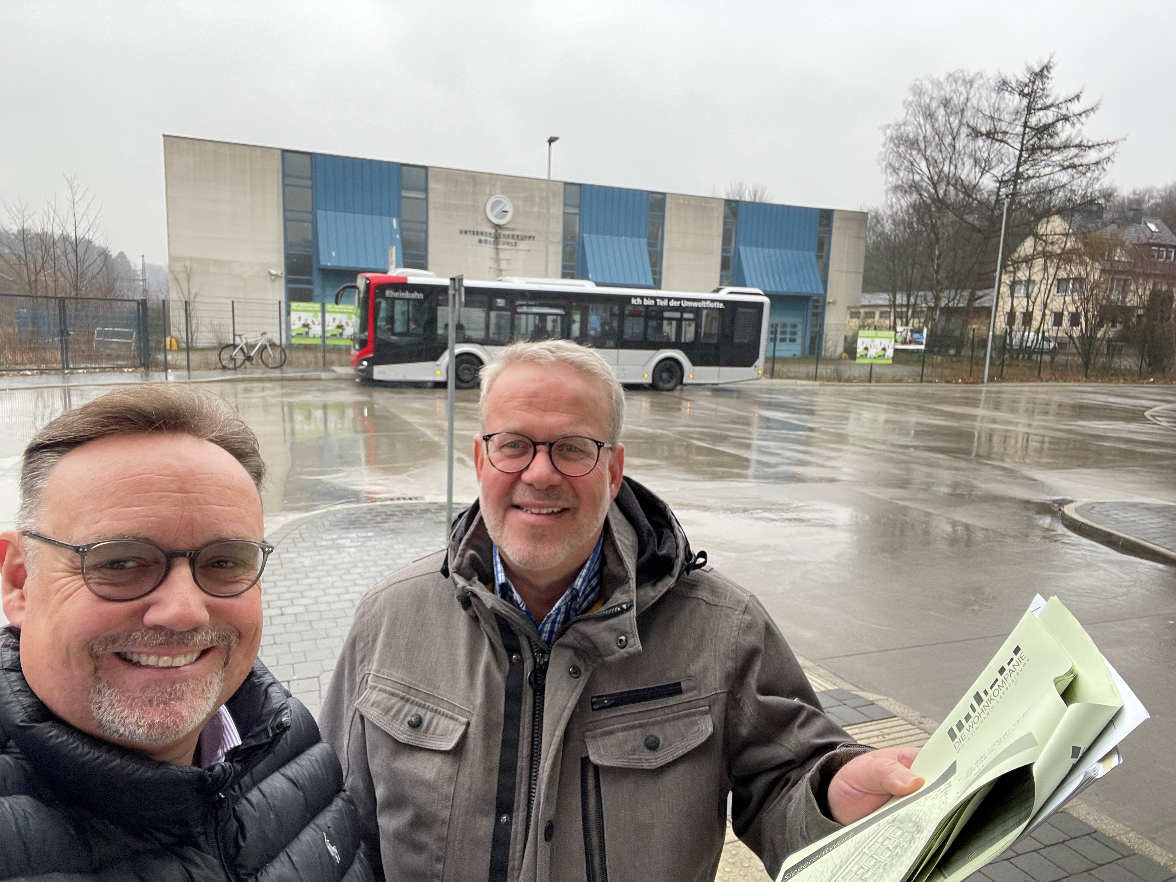 Hsels Bezirksausschussvorsitzender Michael Droste und CDU-Fraktionsvorsitzender Stefan Heins am Hseler S-Bahnhof, im Hintergrund das Goldkuhle-Gelnde, auf dem bald ein modernes Wohnquartier entstehen soll |  CDU-Fraktion Ratingen. 