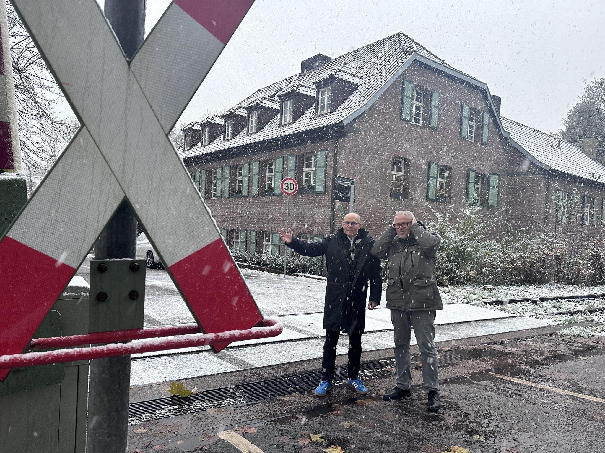 Peter Beyer MdB (l.) und Stefan Heins, CDU-Fraktionschef, wollen im Schulterschluss weniger Lrmbelastung durch Pfeifen entlang der Kalkbahn erreichen |  Peter Beyer MdB.