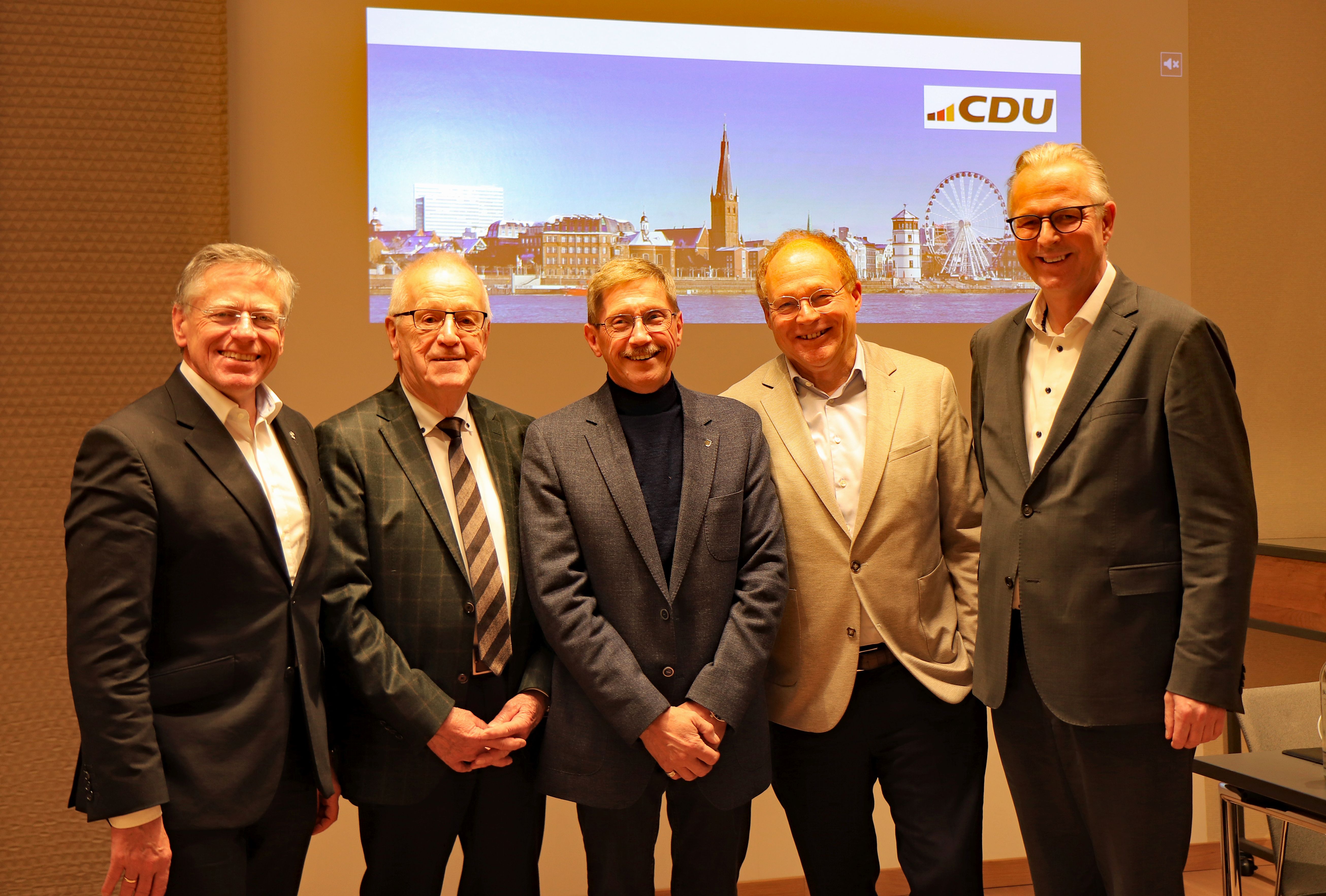 Wachwechsel an der Spitze der CDU-Fraktion im Regionalrat Dsseldorf (von links): Hans-Jrgen Petrauschke, Hans Hugo Papen, Manfred Lckes, Ewald Vielhaus und Dirk Brgge. : CDU