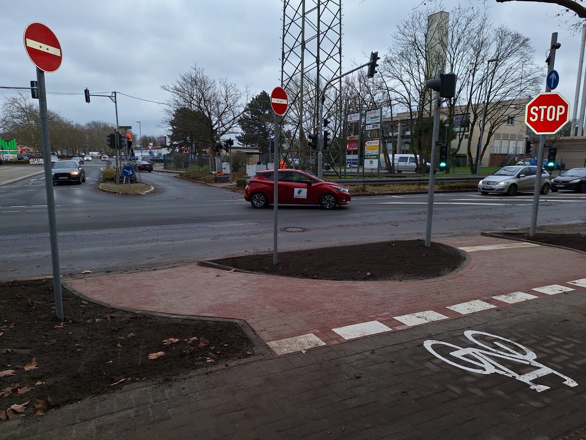 Die Radschleuse an der Westtangente wurde im Zuge des Kreuzungsumbaus neu gebaut und erhht die Sicherheit fr den Radverkehr enorm, auch Dank einer neuen, eigenen Ampelphase. |  CDU-Fraktion Ratingen