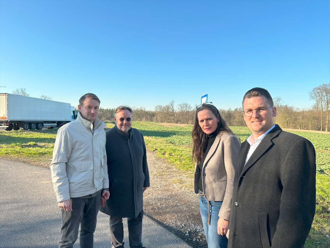 Robin Langer, Michael Droste, Tatjana Pfotenhauer und Brgermeisterkandidat Patrick Anders am Rand der Raststtte Hsel. Auf dem Feld im Hintergrund sollen die Parkpltze in unmittelbarer Nhe zur Wohnbebauung entstehen, ohne Lrmschutzwand |  CDU-Frakti
