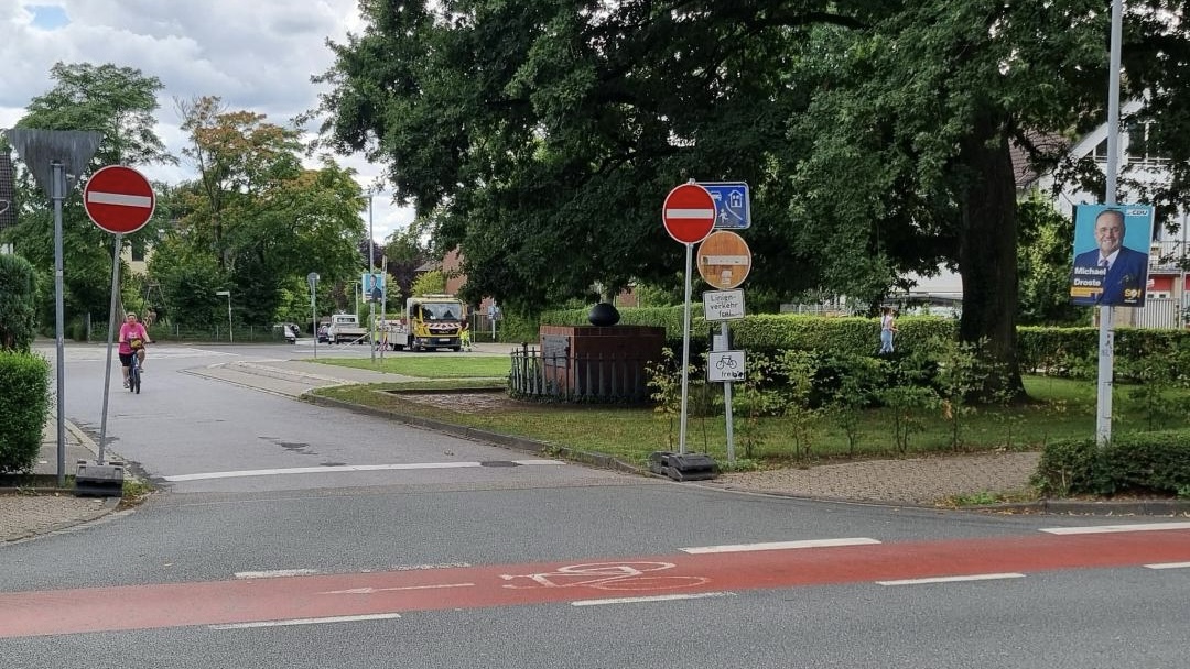 Aktuell ist die Zufahrt auf den Feuerwehrplatz nur fr Busse erlaubt - die CDU sieht hier eine den Ortsteil entlastende Lsung |  CDU Hsel/Eggerscheidt