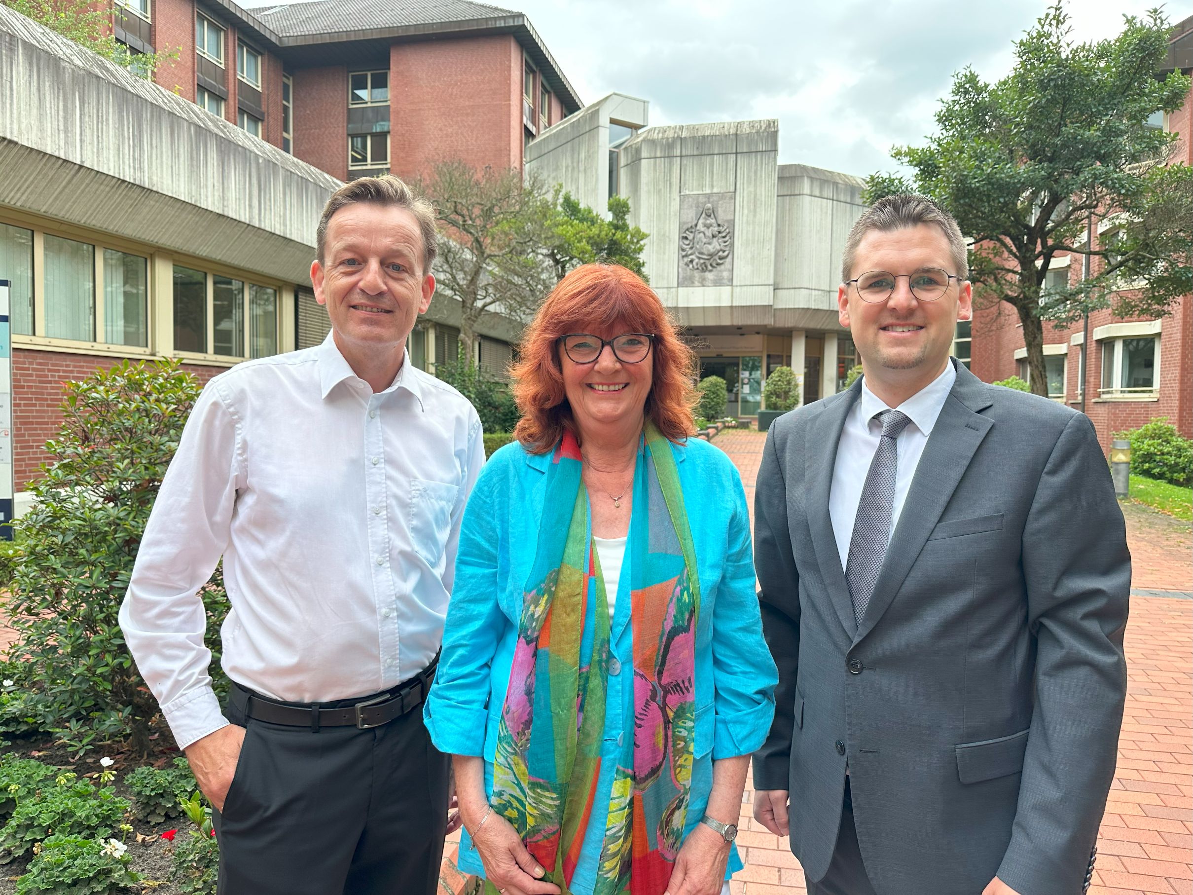 Rainer Vogt (BU), Rosa-Maria Kaleja (SPD) und Patrick Anders (CDU) fanden sich zum gemeinsamen Statement vor dem ehemaligen St. Marien Krankenhaus zusammen |  CDU Ratingen.